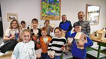 Stolz zeigen die Kinder mit ihren beiden Lehrmeistern Sigmar Riedmüller (hintere Reihe zweiter von rechts) und Albert Lutz (hintere ...