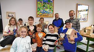 Stolz zeigen die Kinder mit ihren beiden Lehrmeistern Sigmar Riedmüller (hintere Reihe zweiter von rechts) und Albert Lutz (hintere ...