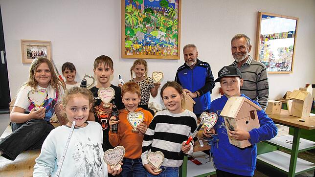 Stolz zeigen die Kinder mit ihren beiden Lehrmeistern Sigmar Riedmüller (hintere Reihe zweiter von rechts) und Albert Lutz (hintere ...