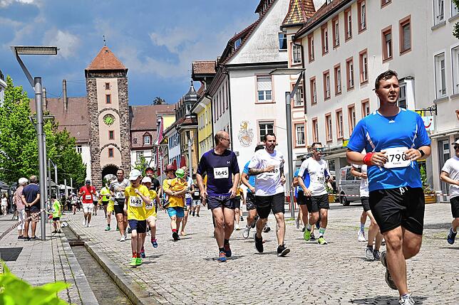 Bild 1: Sie laufen für den guten Zweck – Bilder vom Villinger Stadtlauf