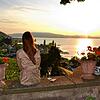 Auf der Schlossterrasse des Arenenbergs lässt sich der Sonnenuntergang bei einem Glas Pinot Noir des hauseigenen Weinguts genießen.