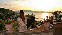 Auf der Schlossterrasse des Arenenbergs lässt sich der Sonnenuntergang bei einem Glas Pinot Noir des hauseigenen Weinguts genießen.