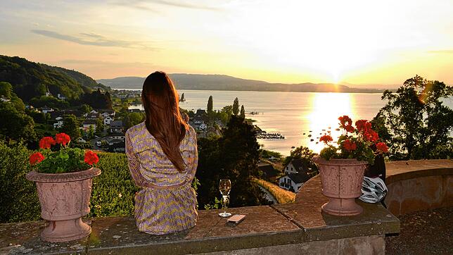 Auf der Schlossterrasse des Arenenbergs lässt sich der Sonnenuntergang bei einem Glas Pinot Noir des hauseigenen Weinguts genießen.