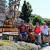 Sitzen am Brunnen vor der Ruine ihres ehemaligen Heimes und hoffen, ihr Haus bald wieder aufbauen zu dürfen (von links): Martin ...