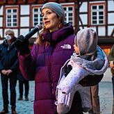 CDU-Vorsitzende Susanne Bix mit ihrem Sohn. Sie hat die Mahnwache am Mittwochabend initiiert, die parteiübergreifend stattfand.