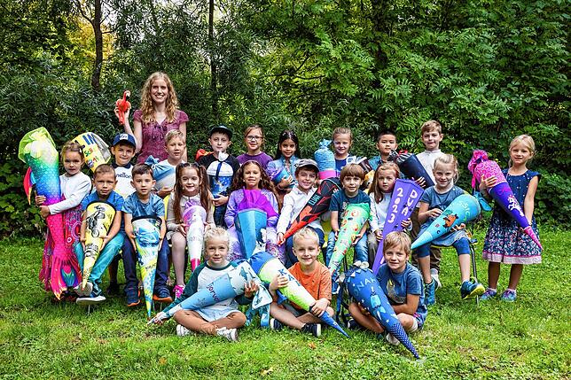 Klasse 1a: Die Klasse 1a mit ihrer Klassenlehrerin Maria Huber.