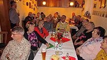 Der traditionelle Seniorenhock der Menninger Fuchszunft findet wie jedes Jahr guten Anklang bei den Mitgliedern. Bild: Karl Mägerle