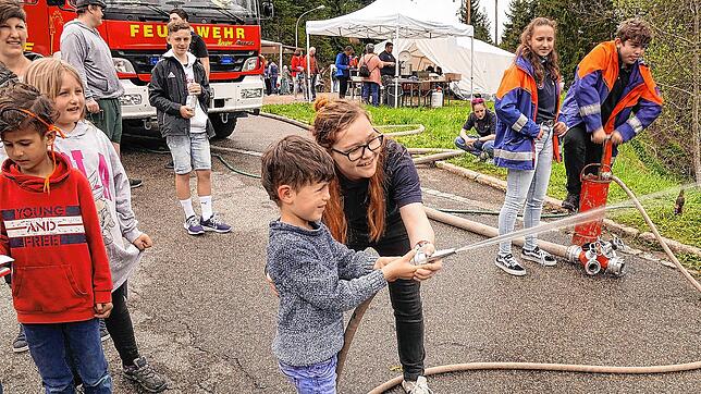 Früh übt sich, wer ein guter Löscher werden will: Die Feuerwehr Eisenbach leitet den Nachwuchs beim „Spiel mit–Tag“ an. Bild: Christian ...
