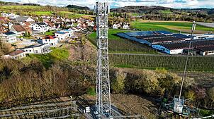Der Funkturm am Ortsrand von Salem-Beuren. Der kleine Mast daneben ist das derzeitige Provisorium. Sobald der Turm in Betrieb genommen ...