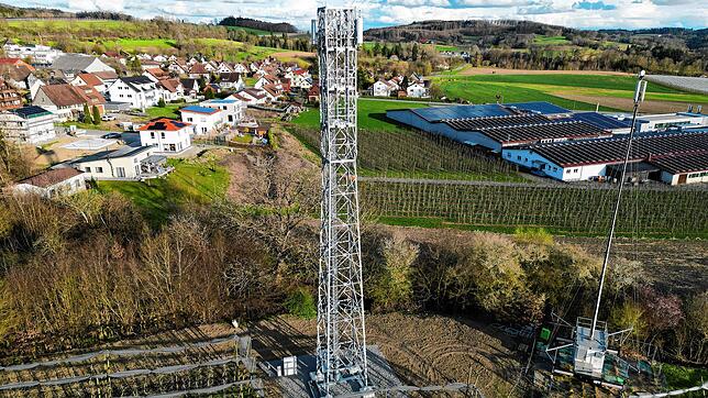Der Funkturm am Ortsrand von Salem-Beuren. Der kleine Mast daneben ist das derzeitige Provisorium. Sobald der Turm in Betrieb genommen ...