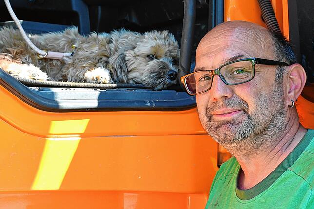 In dem Unfallauto befand sich auch ein Hund. Der Vierbeiner wurde von Ersthelfer Werner Laimer versorgt.