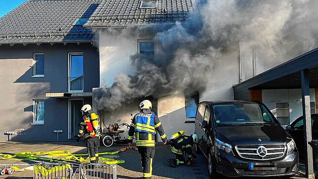 Bei einem Brand in Uhldingen-Mühlhofen sind sechs Menschen verletzt worden. Als Brandursache gilt ein Pedelec-Akku.