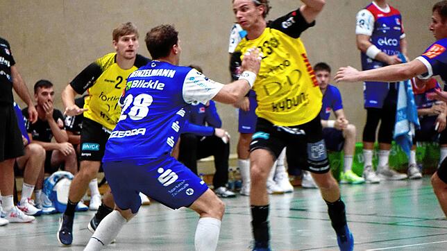 Tobias Heinzelmann (blaues Trikot) vom HBW Balingen-Weilstetten muss Joschua Braun vom TSV St. Otmar St. Gallen abwehren. Foto: Heinrich ...