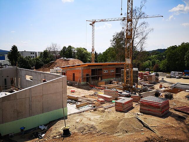 Im südlichen Teil des Freibadgeländes sind die Bauarbeiten noch im vollen Gang.