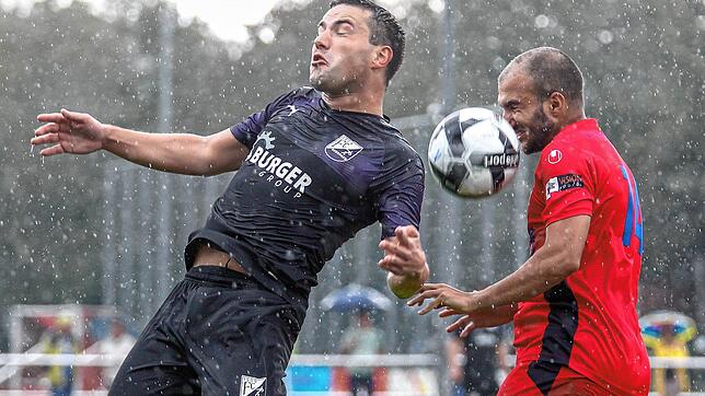 Im strömenden Regen setzte sich der FC Bad Dürrheim (Gülnar Yunus) mit 1:0 gegen den FC Schonach (Markus Dold) durch.