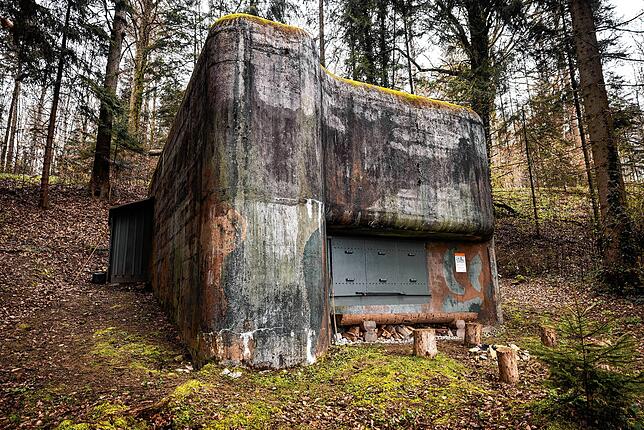 Gut sichtbar ist ein Bunker aus den Jahren 1937-39. Viel Beton für ein einzelnes Maschinengewehr, mit dem man das Vorfeld bestreichen ...