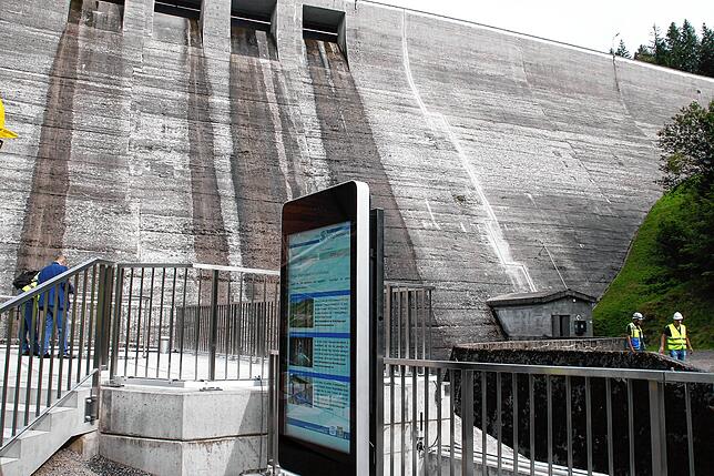 Schaukraftwerk: Hier die digitale Infotafel in Form eines überdimensionalen Smartphones. Zudem hat das Kraftwerksgebäude eine gläserne ...