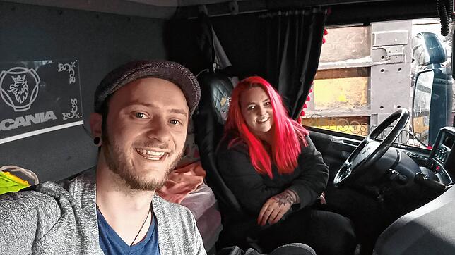 Reporter Nico Talenta lernt den Arbeitsalltag von Lastwagenfahrerin Céline Lynn Knecht kennen: Einen ganzen Tag fährt er bei ihr mit, um ...