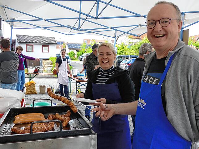 So muss eine Bratwurst sein, heiß und bruzzelig, finden Susanne Liehner und Michael Reuther vom Kultur- und Theaterverein.