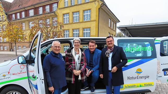 Staatssekretärin Elke Zimmer (zweite von links) informiert sich in Murg über den Bürgerbus als Vorbild für Mobilitiätsangebot im ...