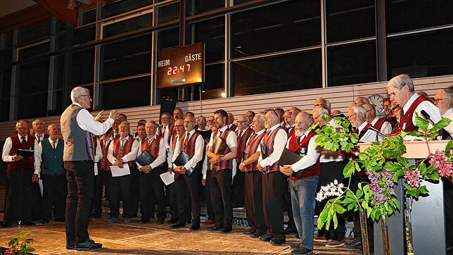 Mit dem Gemeinschaftschor aller Männergesangvereine unter der Regie des Schwenninger Vizechorleiters Gerhard Gutmann gelang den Freunden ...