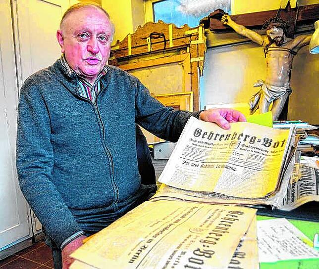 Der Stadtarchivar in seinem Element: Walter Hutter mit Exemplaren des Markdorfer „Gehrenberg-Bote“. Dieses Bild entstand im ...