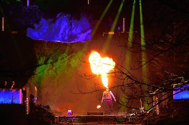 Bild 7: Wie ein Feuerkünstler den Triberger Wasserfall in ein Flammenmeer verwandelt