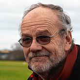 Der Gärtnermeister Klaus Lang kritisiert den Schnitt der Ahornbäume entlang der B33 auf Höhe des Flugplatzes.