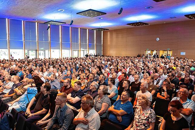 Der Saal in der Stadthalle ist ziemlich voll bei der AfD-Veranstaltung „Der Nationalstaat zwischen Föderalismus und Europäischer ...