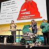 Die Betriebsräte Joachim Schnell (links) und Igor Panic sowie Helene Sommer von der IG Metall bei der Betriebsversammlung am 5. Dezember ...