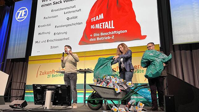 Die Betriebsräte Joachim Schnell (links) und Igor Panic sowie Helene Sommer von der IG Metall bei der Betriebsversammlung am 5. Dezember ...