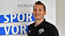 Aufstieg zum Abschluss: Vor der SÜDKURIER-Kamera blickt Andreas Rutschmann vom FC Hochrhein aufs Aufstiegsspiel beim SV Eichsel und ...