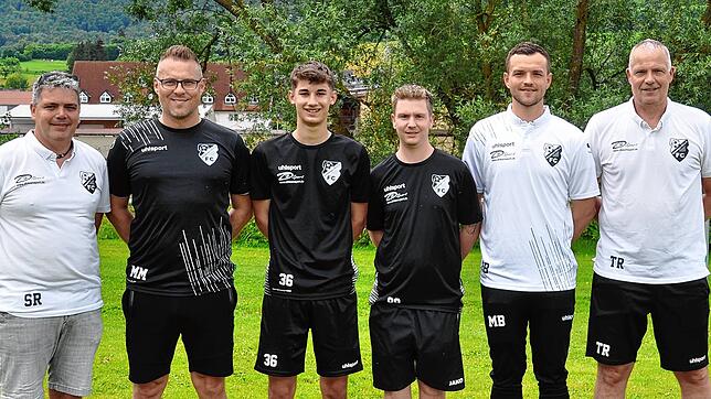 Das Gutmadinger Trainer- und Betreuerteam mit den Neuzugängen. Von links: Stefan Reiser (Sportlicher Leiter), Marc Max (neuer ...