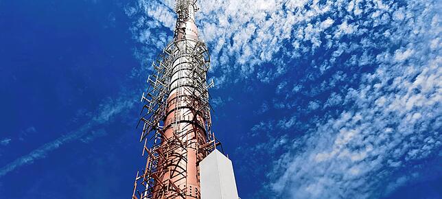 Von unten viel schmaler aussehend, ist der Antennenmast an der Basis gute 2,70 Meter breit und verjüngt sich auf 1,60 Meter.
