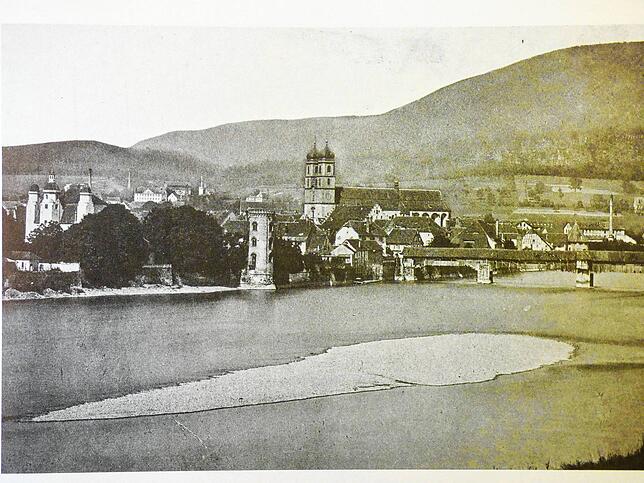 Ein Blick auf Bad Säckingen im Jahr 1895 mit der unbepflanzten Fridolinsinsel im Vordergrund.