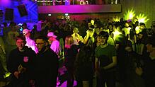 Ausgelassen feiern die Besucher in der Gemeindehalle eine Ski-Opening-Party anlässlich des Jubiläums und der Saisoneröffnung des SSC ...