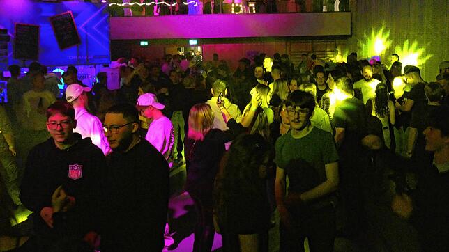 Ausgelassen feiern die Besucher in der Gemeindehalle eine Ski-Opening-Party anlässlich des Jubiläums und der Saisoneröffnung des SSC ...