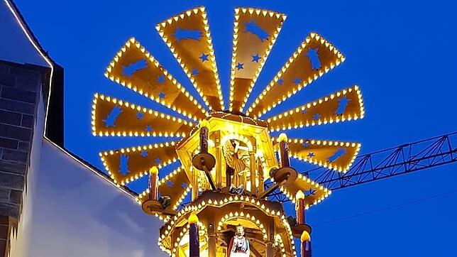 Erstmals wird sich eine 8,20 Meter hohe Pyramide im Erzgebirgsstil auf dem Weihnachtsmarkt Waldshut drehen, ähnlich wie dieses Exemplar ...