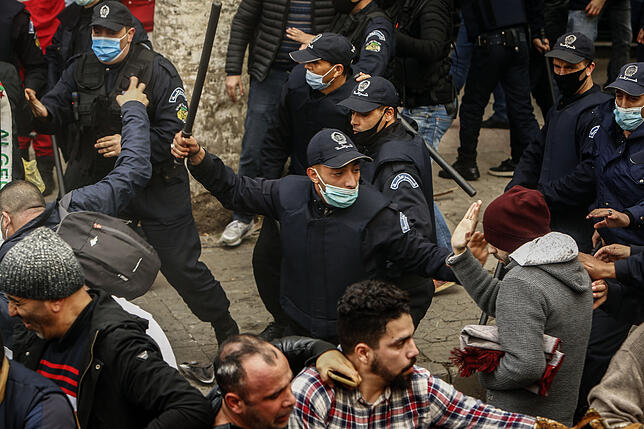 Demonstrationen in Algerien: Demonstranten stoßen bei einem Protest mit Polizisten zusammen. Jürgen Wertheimer hatte vor diesen ...