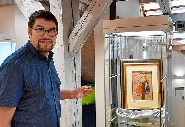 Das Werk „Die Vogelfrau“ kam nachträglich in die Ausstellung. Links neben der Vitrine steht Museumsleiter Johannes Waldschütz.