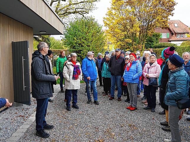 Erste Station der Dorfwanderung am 11. November war das renovierte Toilettenhäuschen im Uferpark am Osthafen. Bürgermeister Volker Frede ...