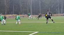 Klasse Technik. Mit viel Wucht schießt Markus Speigel den Ball ins Tor des FC 07 Furtwangen. Am Ende feiert Speigel mit dem FC Tannheim ...