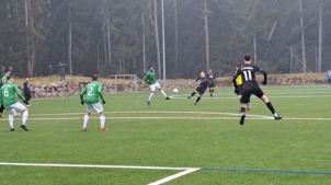 Klasse Technik. Mit viel Wucht schießt Markus Speigel den Ball ins Tor des FC 07 Furtwangen. Am Ende feiert Speigel mit dem FC Tannheim ...