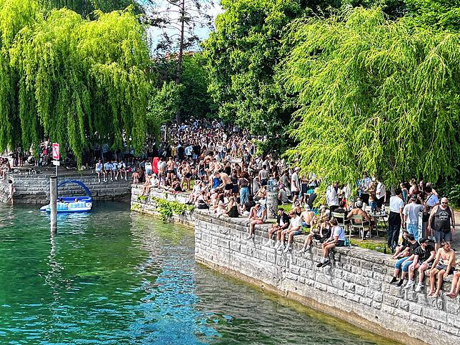 So voll wie sonst nie: Der Herosé-Park ist zum inoffiziellen Treffpunkt fürs Vorglühen zum Festival geworden.