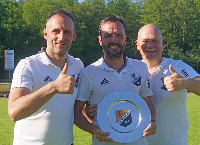 Erfolgsgaranten: Trainer Michael Wasmer (Mitte) führte den SV 08 Laufenburg gemeinsam mit seinem Co-Trainer Marc Schikowski (rechts) und ...