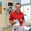 Andreas Böckmann, Oberarzt der Kinderklinik, steht in dem Zimmer, in dem die frisch eingelieferten Kinder und Jugendlichen behandelt ...