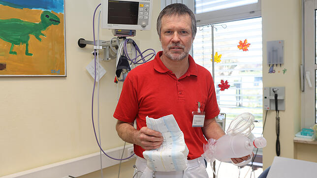 Andreas Böckmann, Oberarzt der Kinderklinik, steht in dem Zimmer, in dem die frisch eingelieferten Kinder und Jugendlichen behandelt ...