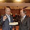 Im Anschluss an die Mitgliederversammlung des Hegau-Geschichtsvereins begrüßte Vorsitzender Wolfgang Kramer (links) den Referenten ...