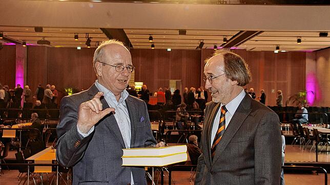 Im Anschluss an die Mitgliederversammlung des Hegau-Geschichtsvereins begrüßte Vorsitzender Wolfgang Kramer (links) den Referenten ...