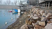 Durch den sinkenden Wasserpegel ist insbesondere im Bereich der Wasserskianlage die Uferbefestigung destabilisiert.